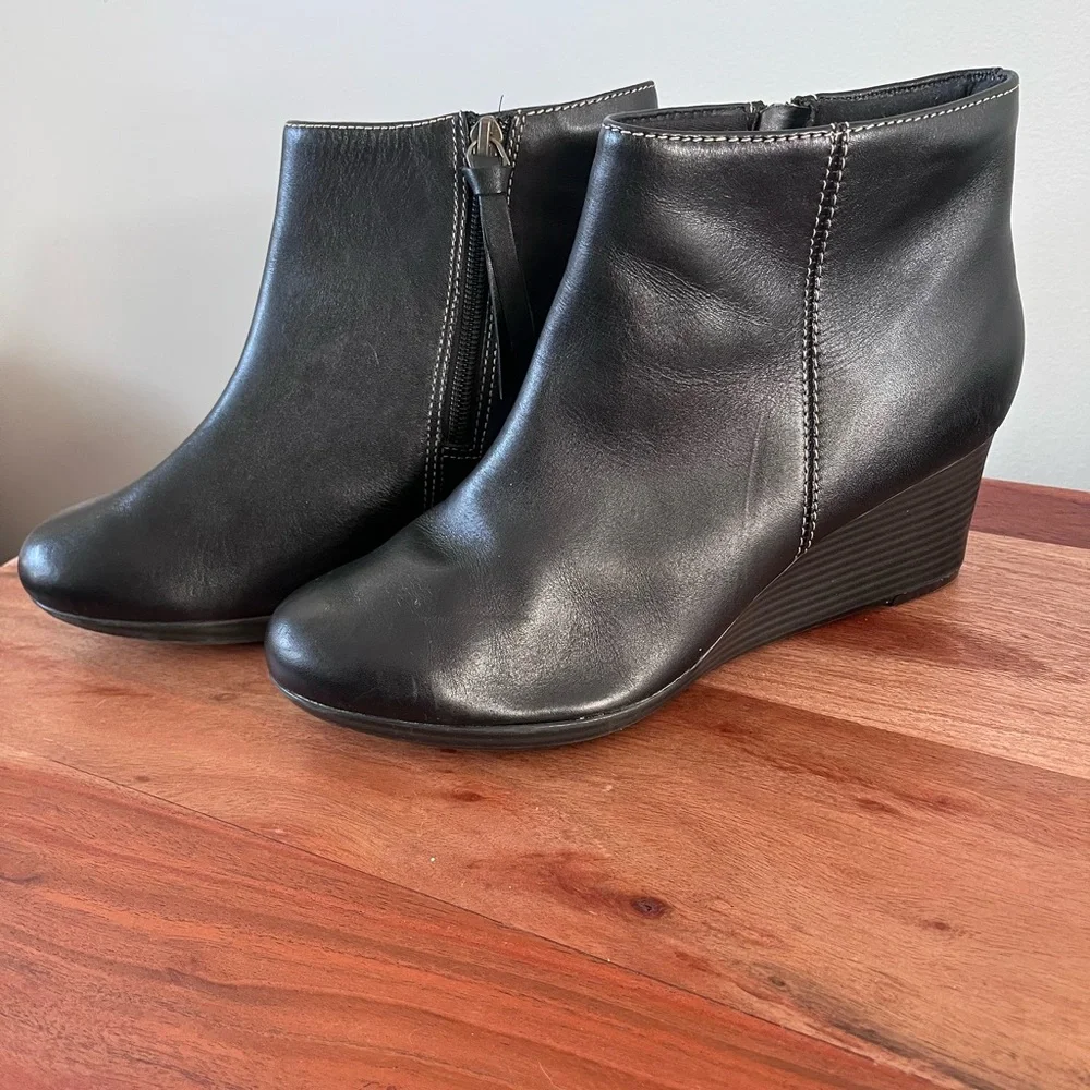 Clarks Black Leather Ankle Booties Stacked Wedge Heel Side‎ Zip Classic Boots